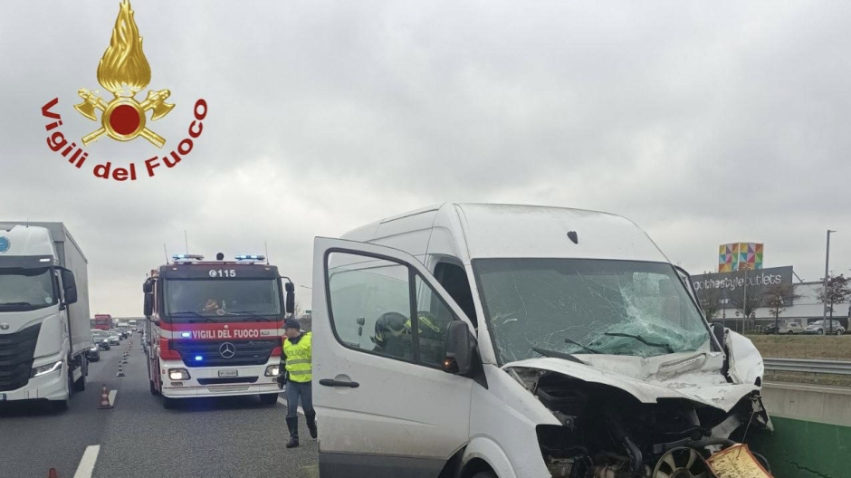 A4, incidente ad un furgone: conducente estratto dal mezzo dai vigili del fuoco